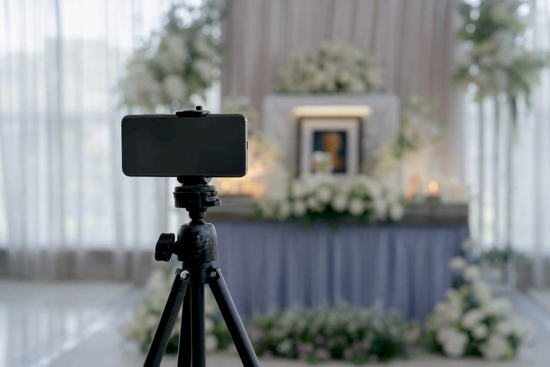 Single-Phone Funeral Livestream: 3–5 Mbps Upload, Privacy First